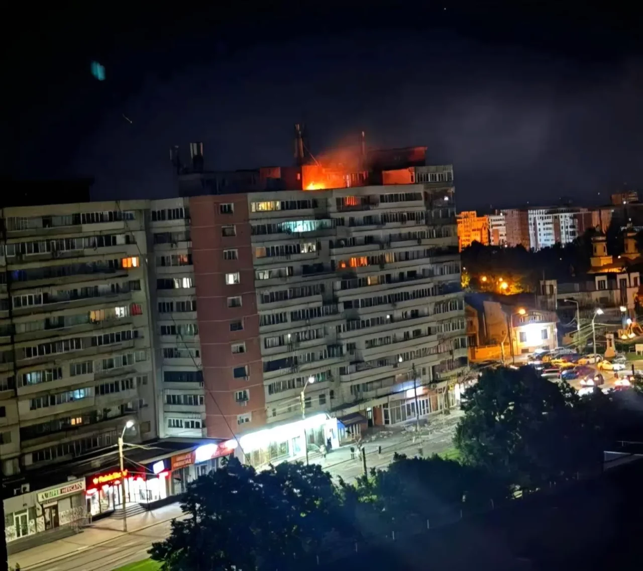 O dronă s-a prăbuşit pe un bloc din Galaţi. Explozie, urmată de incendiu. MApN: Două avioane F-16 şi un elicopter, ridicate