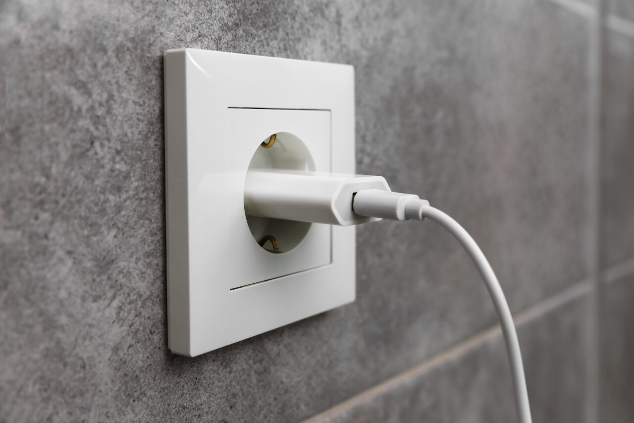 Ce a pățit un gospodar după ce a vrut să repare o priză din casă. Electricianul a rămas fără cuvinte