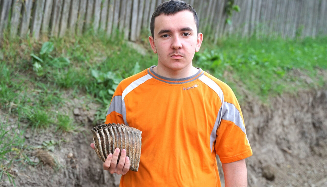Codruț din Vatra Hudești a găsit o mare comoară. Ce este acest obiect descoperit din greșeală, pe ulița unui sat din Botoșani