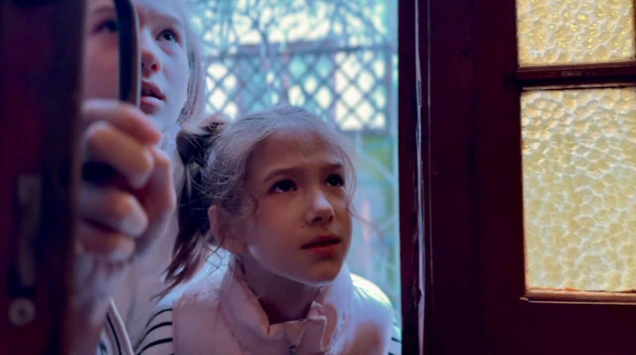 Două surori au lansat primul serial românesc original de comedie muzicală pentru preadolescenți, creat de copii, pentru copii. „Am vrut să construim o lume amuzantă și misterioasă”