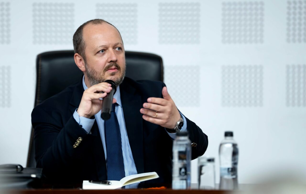 Prima demisie din guvernul nevotat Tomac. Adrian Papahagi se retrage de la Cultură. Din ce motiv