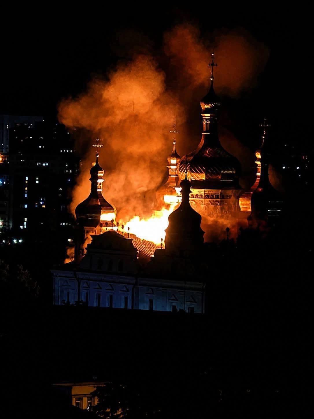 Lavra Pechersk, mănăstirea simbol a Ucrainei, construită în secolul al XI-lea, cuprinsă de flăcări, după un atac masiv rusesc asupra Kievului
