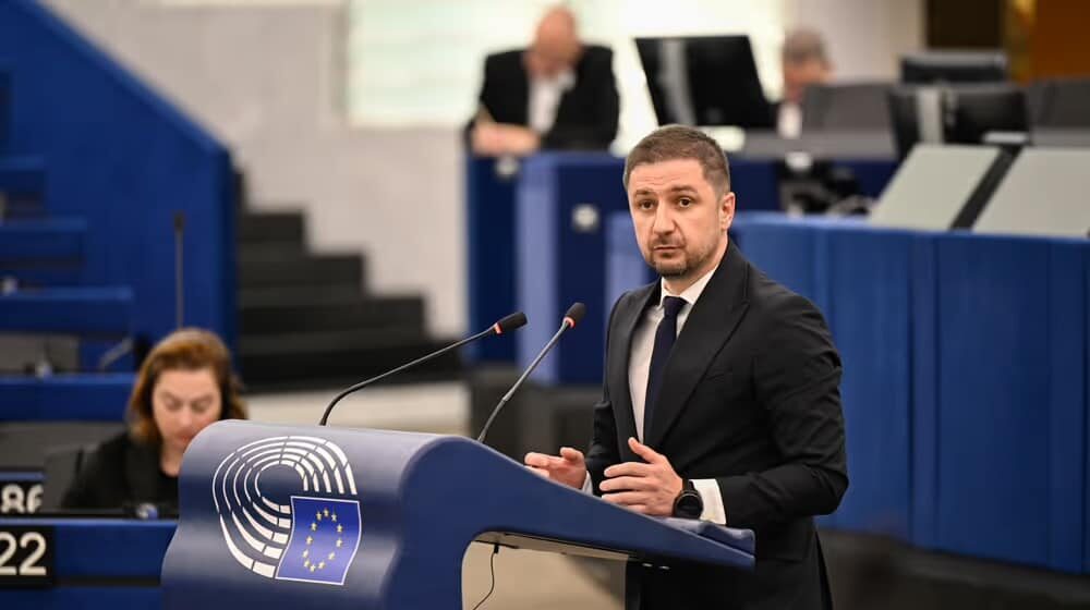 Adrian Axinia, europarlamentar AUR/ECR: „Guvernul Bolojan a creat o structură paralelă pentru gestionarea marilor proiecte de infrastructură și a transformat investițiile publice într-o nouă sursă de sinecuri și control politic”