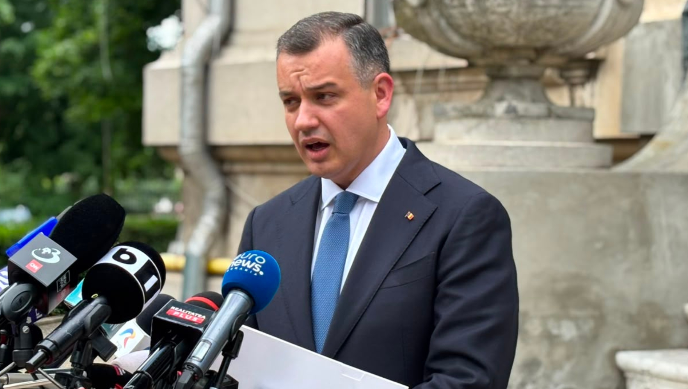 Articolul relatează despre începerea consultărilor premierului desemnat Eugen Tomac cu partidele politice,… — rated ÎNȘELĂTOR