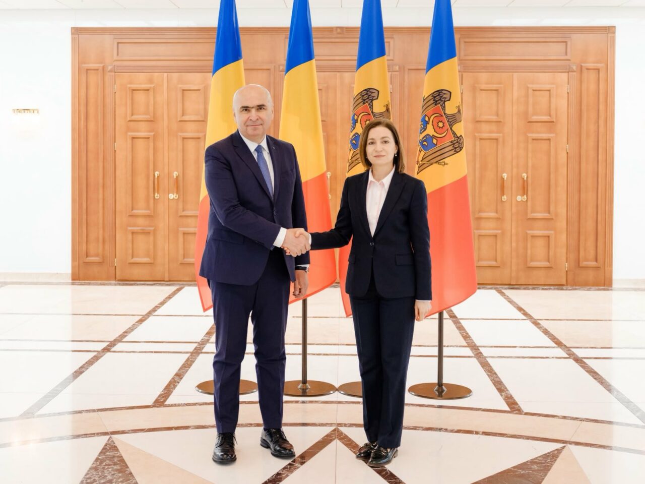Premierul demis a preferat vizita în Moldova în locul CSAT-ului pe drona din Galați. Se derulează un plan? Istoricul bunelor relații dintre Maia Sandu și Ilie Bolojan