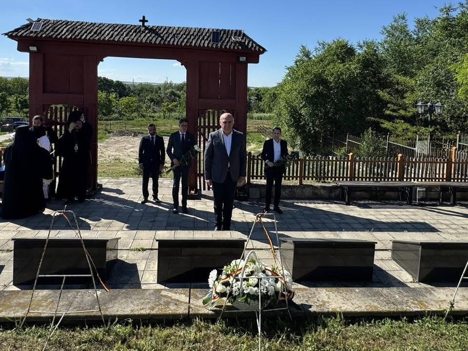 Ilie Bolojan a fost în vizită la Cimitirul de Onoare de la Țiganca. Premierul demis a depus o coroană de flori în memoria soldaților români