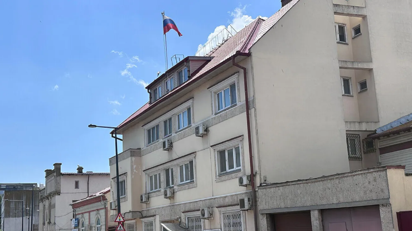 MAE explică de ce steagul Rusiei flutură încă pe c