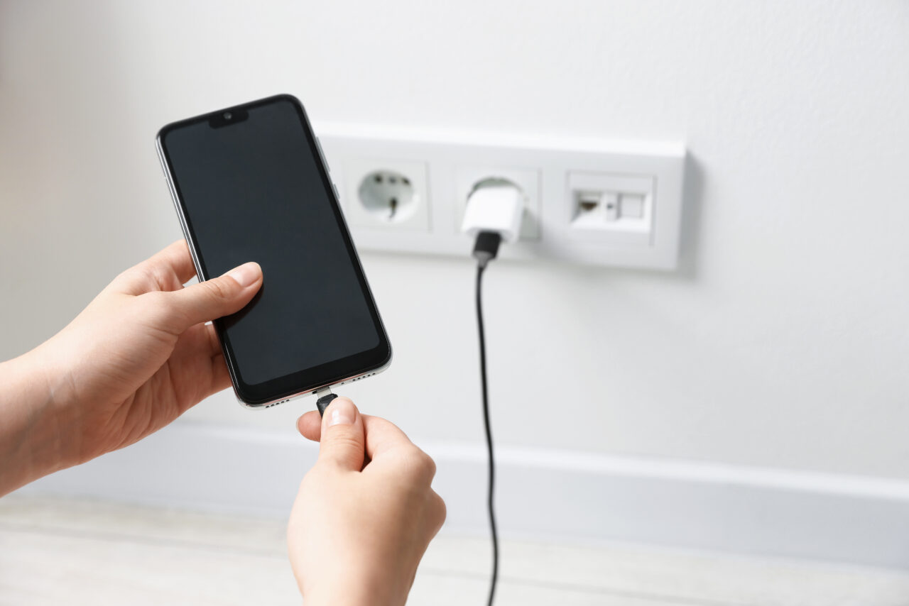 Ce trebuie conectat primul, telefonul mobil sau încărcătorul, pentru a evita deteriorarea mecanică și electrică