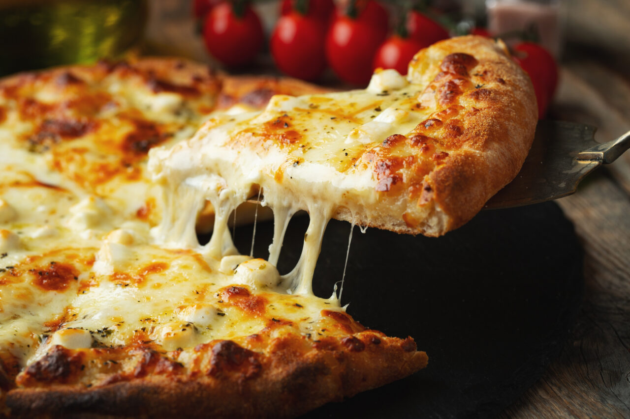 Oamenii de știință explică: De ce îți este poftă de cartofi prăjiți sau pizza după ce ai băut alcool