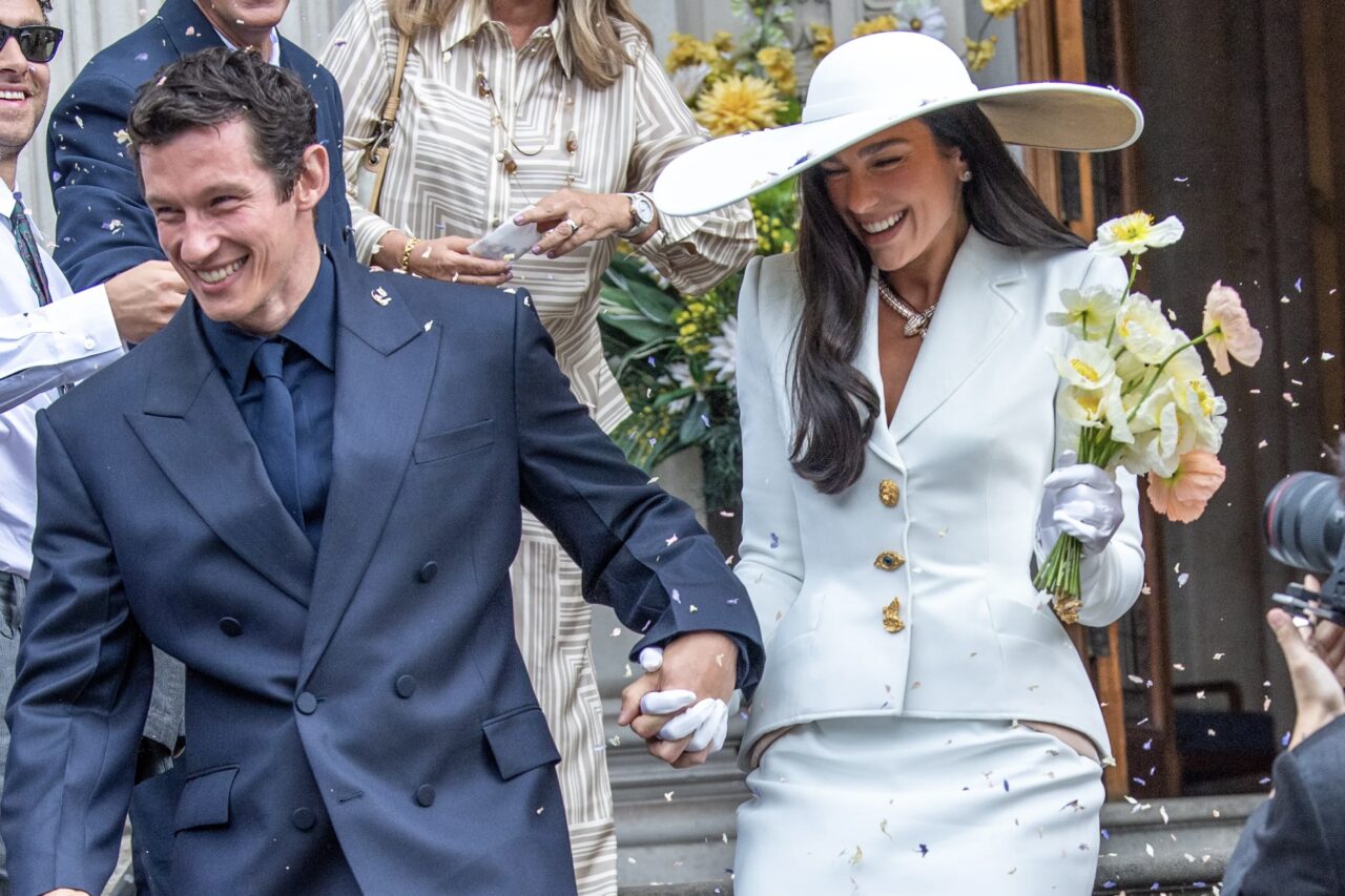 Dua Lipa și Callum Turner s-au căsătorit oficial. Ceremonie discretă la Londra înaintea unei nunți fastuoase în Sicilia