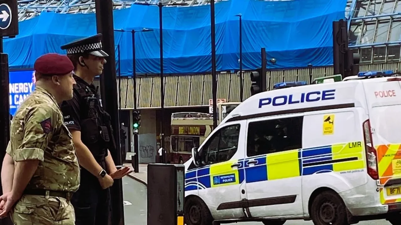 Doi români, condamnați la Londra după ce au înjunghiat un jurnalist iranian. Victima acuză poliția britanică