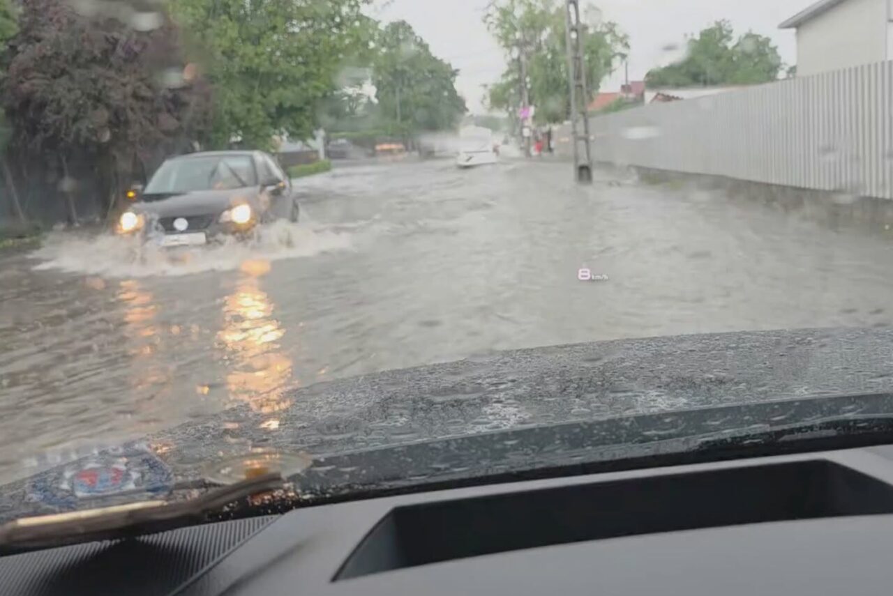 Bilanțul potopului de sâmbătă. Curți și locuințe inundate, drumuri blocate de aluviuni. Prahova, Vrancea, Ilfov, Vaslui și Buzău, cele mai afectate