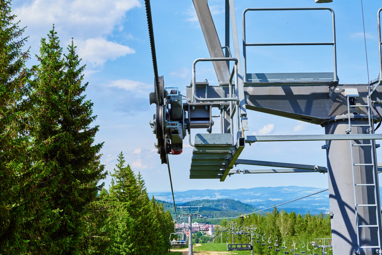 Cel mai înalt lift exterior din Europa, cu o viteză de 152 de metri pe minut, a costat 470.000 de lire sterline