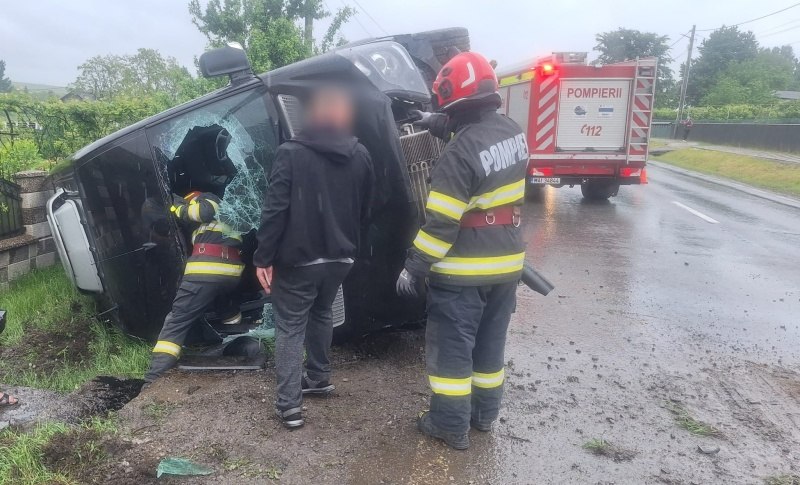 Accident la Suceava, cu implicarea unui microbuz din Republica Moldova. Cinci persoane au avut nevoie de îngrijiri medicale