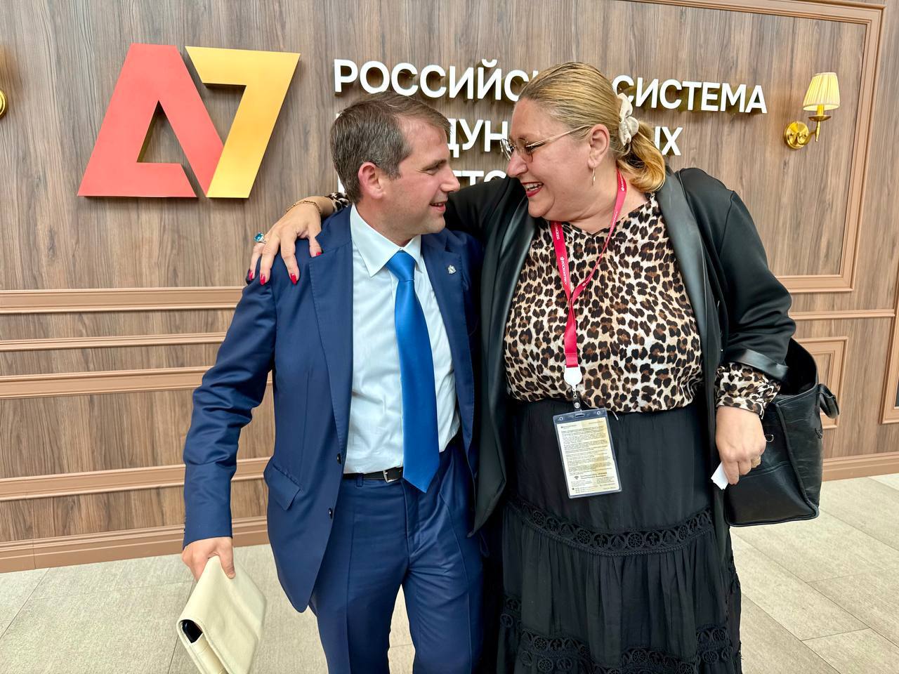 Momente de tandrețe între Ilan Șor și Diana Șoșoacă la Sankt Petersburg. Oligarhul a numit-o „viitorul președinte al României”