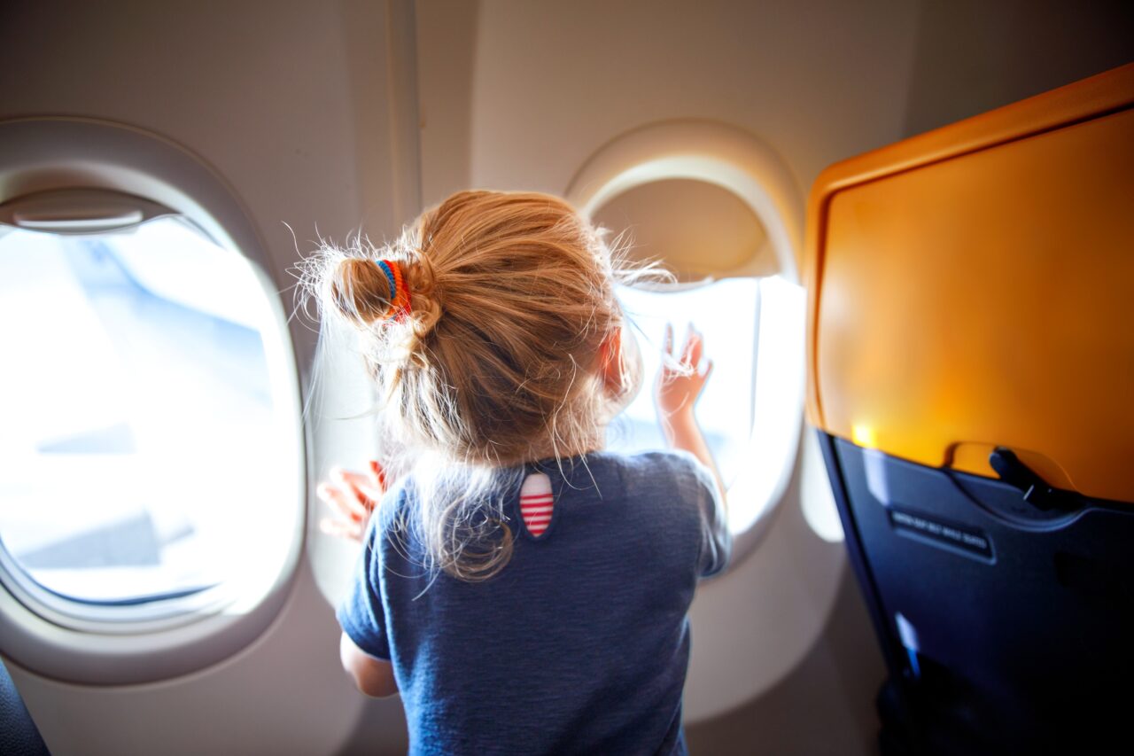Plătești taxă ca să stai lângă copilul tău, în avion. Cea mai mare companie aeriană din Europa a ajuns în vizorul autorităților