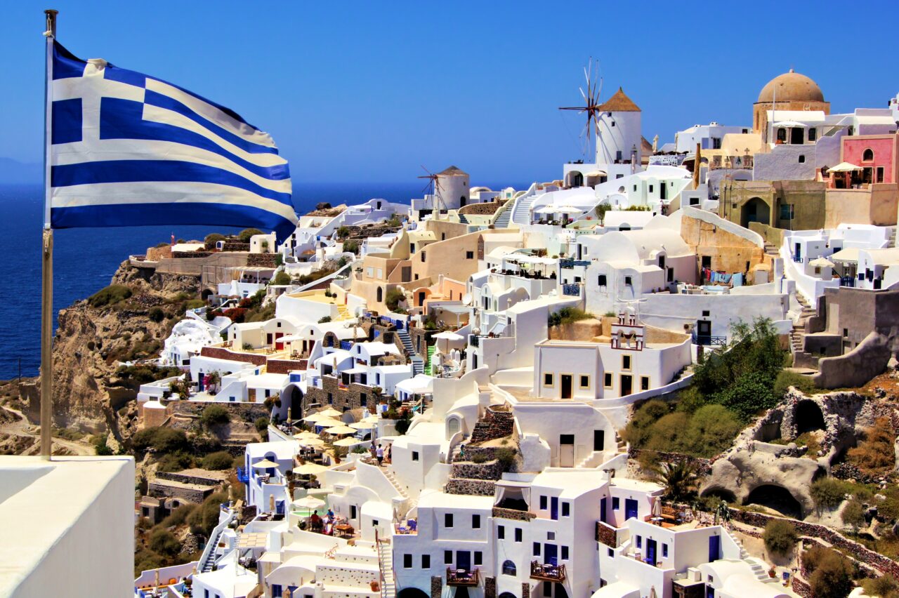 Tot mai mulți români își cumpără locuințe în Grecia. O casă 