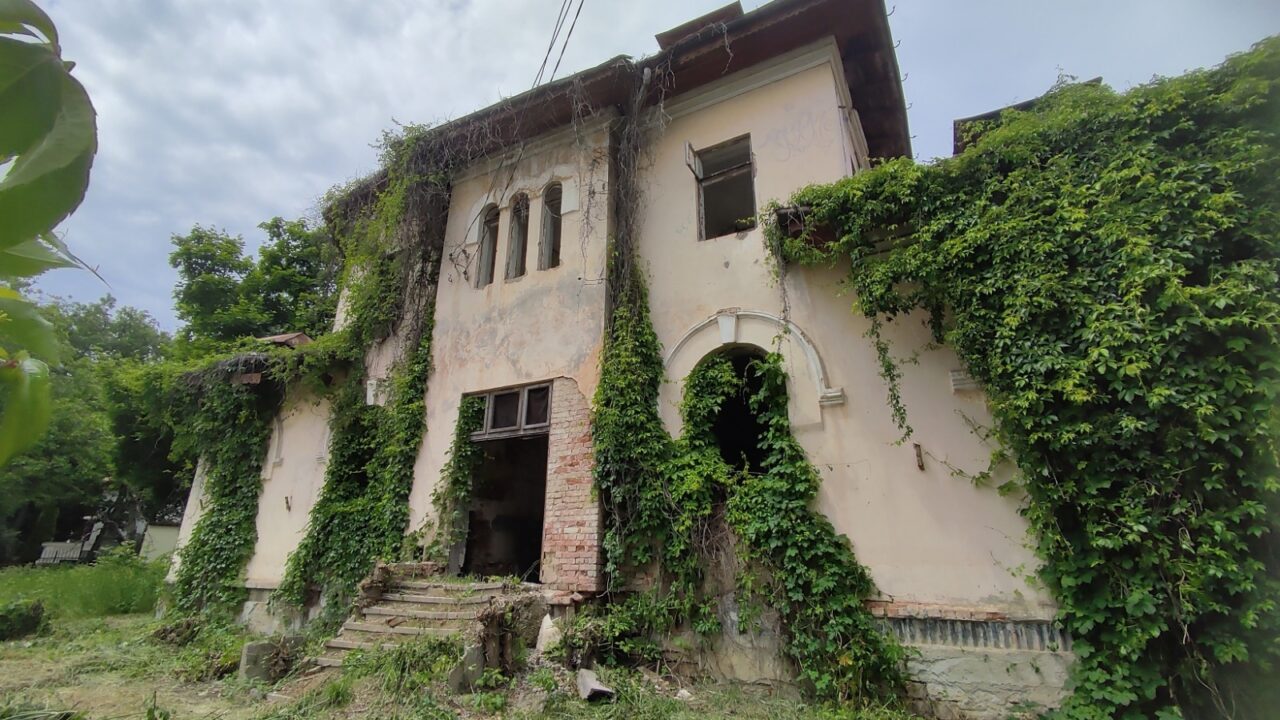 Iași: Fostă școală, în curs de demolare în Copou: „Haideți să o scoatem la licitație”