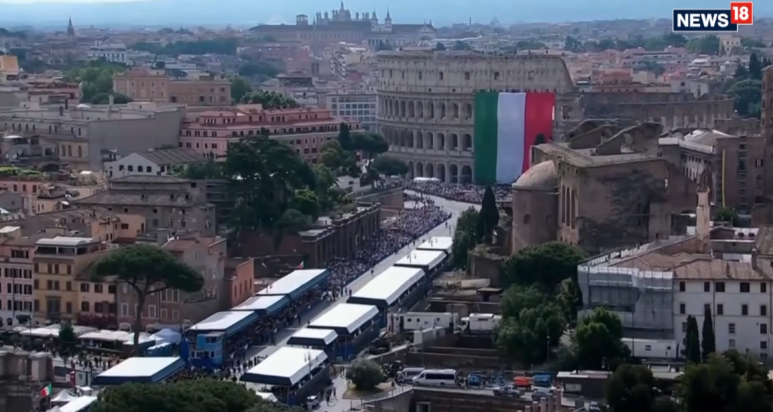 Cum au sărbătorit italienii 80 de ani de la înființarea republicii. Unul din simbolurile Romei antice, îmbrăcat în steagul național. Vezi cele mai impresionante imagini