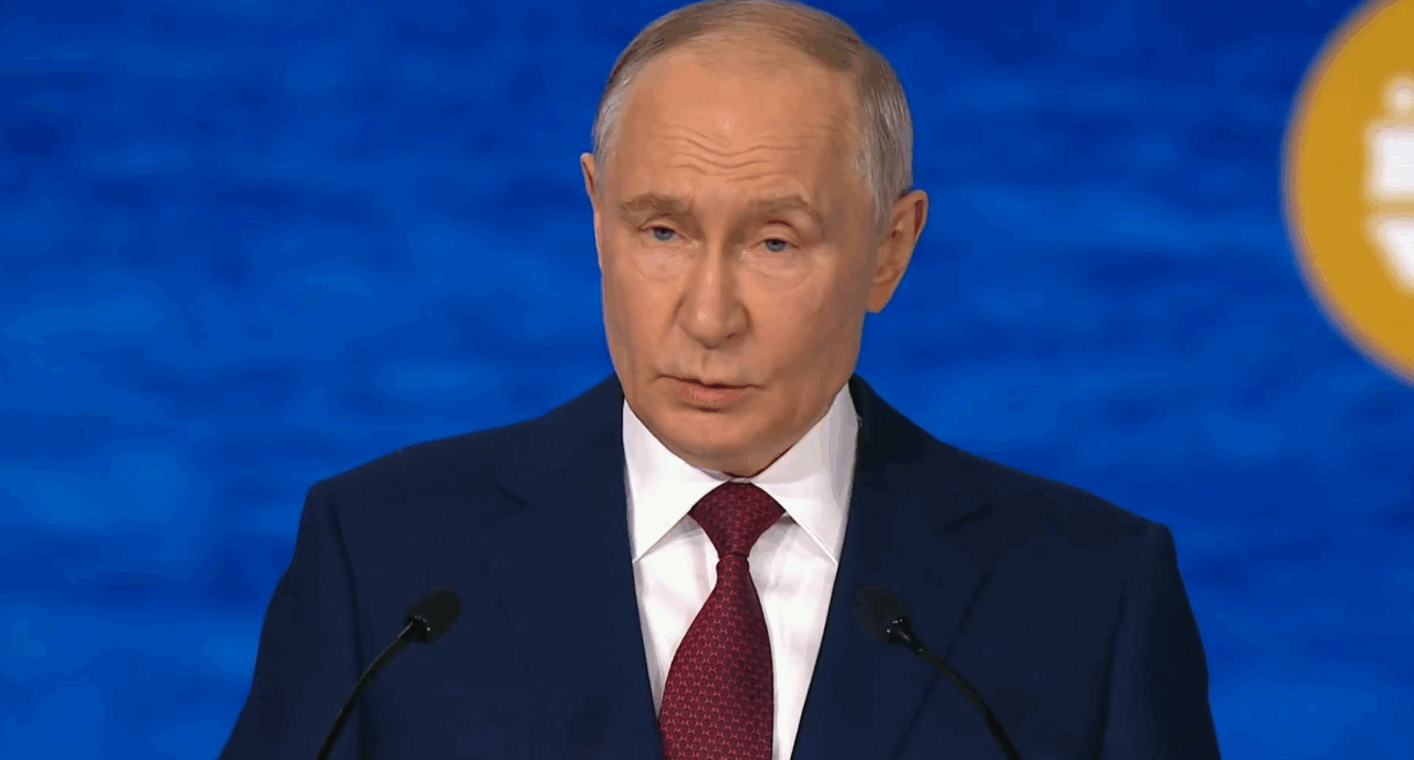 Putin la „Davosul rus”: „Furtul rezervelor internaționale ale Rusiei a afectat negativ dolarul și euro“. Ce avertizează liderul de la Kremlin