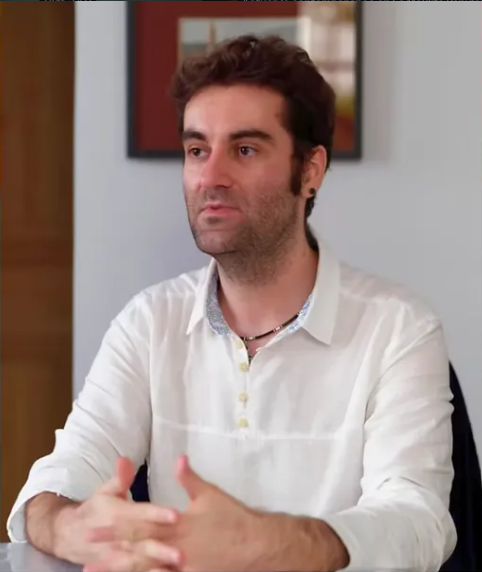 Povestea regizorului român, absolvent de Sorbona, care a pus în scenă „Experimentul Pitești” la Paris