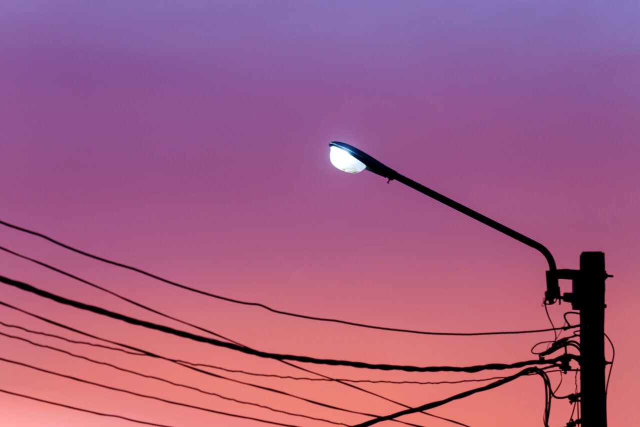 Ai un stâlp de electricitate pe proprietate? Iată când poți cere bani și când legea nu îți dă dreptul la chirie