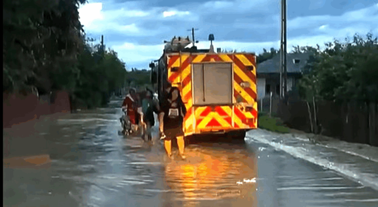 Zeci de persoane, evacuate în Vrancea din cauza inundațiilor