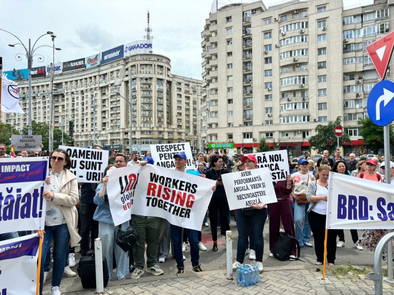 Până și angajații băncilor ies în stradă. Sute de persoane care lucrează la BRD au protestat în Piața Victoriei: Ni se taie tichetele de vacanță