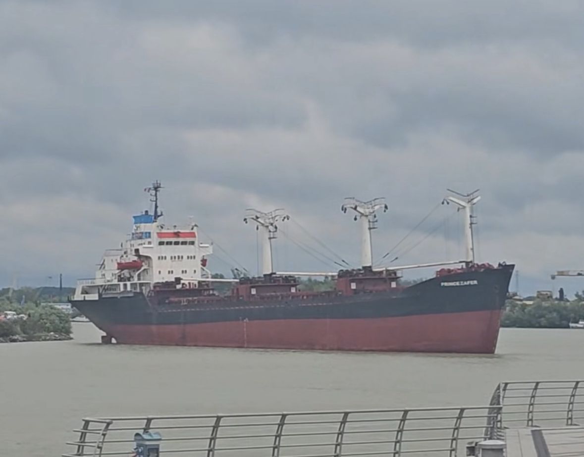 Dunărea aproape blocată în dreptul orașului Tulcea, după ce un cargo a lovit un ponton și a fost la un pas să se izbească de faleză. Imagini cu momentul impactului