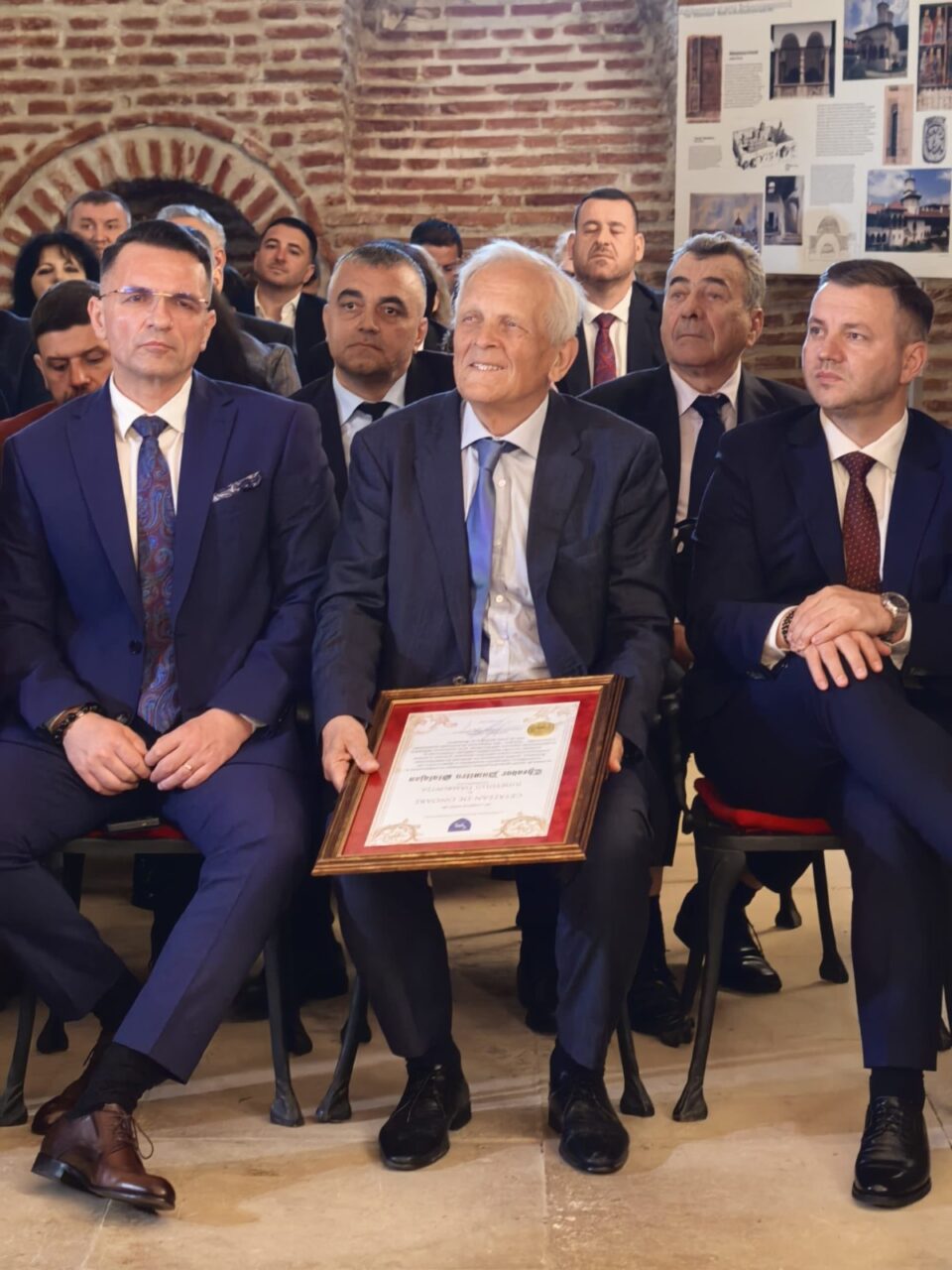 Fostul premier al României, Teodor Stolojan, a primit astăzi titlul de Cetățean de Onoare al Județului Dâmbovița. De ce i s-a acordat distincția