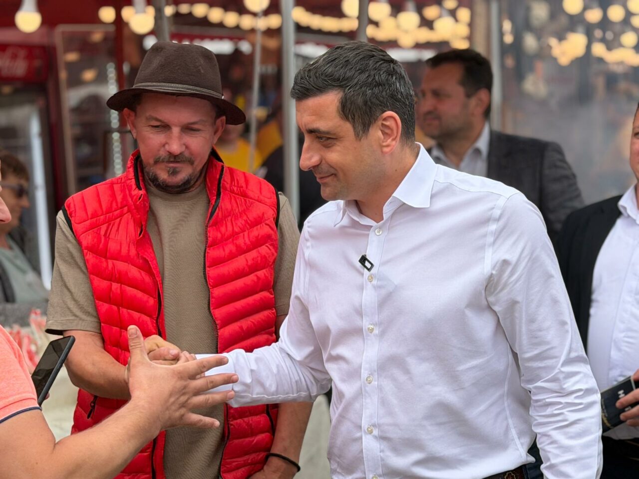 George Simion, prezent în mijlocul oamenilor la Negreni. Liderul AUR a participat la acțiunea „AUR te aude”, organizată în târgul din localitate