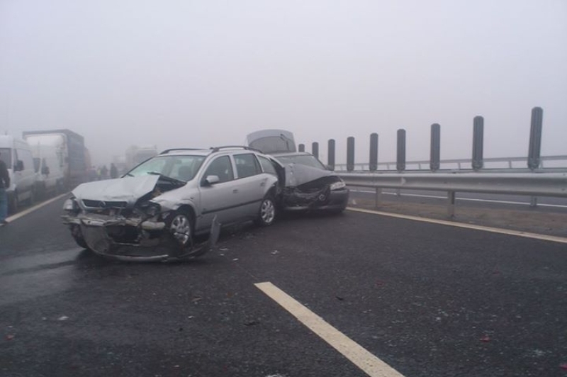Carambol cu două mașini și un TIR pe A1, la kilometrul 65. Traficul dinspre Pitești spre București e blocat în zona localității Olteni