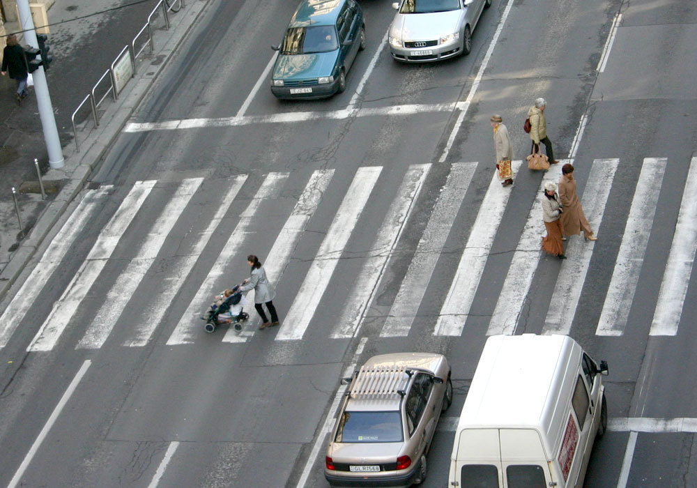 O femeie a fost lovită pe o trecere de pietoni din Capitala de un șofer recidivist. Apoi, el i-a închis telefonul și a împiedicat-o să sune la 112