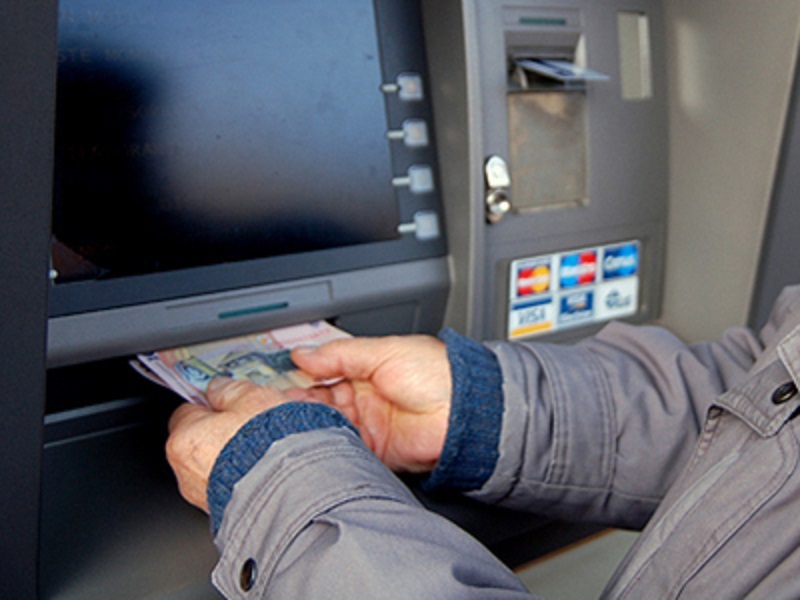 Și-a scos pensia, dar a uitat-o în bancomat. Ce s-a întâmplat cu banii bătrânului de 76 de ani