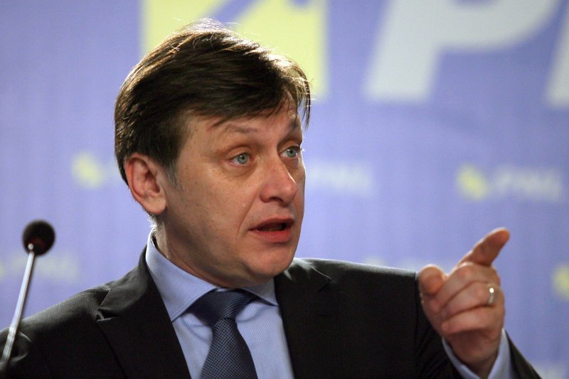 Crin ANTONESCU despre „aventura literară” a lui CIUCĂ: Dar, nu carte așteptăm de la domnul Ciucă, ci un PLAN de țară