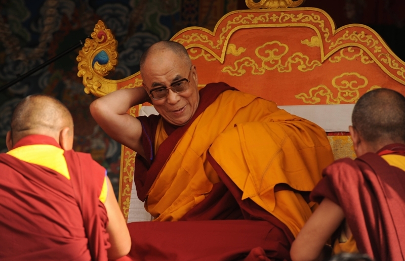 Șeful guvernului în exil al Tibetului, Penpa Tsering, sare în apărarea lui DALAI LAMA: „A arătat un comportament afectuos de bunic”