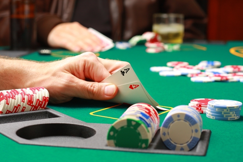 VIDEO: „Lasă furculița jos”. Un bărbat organiza jocuri ILEGALE de poker și cerea participanților 1.500 de lei. A fost prins „în pauza de masă”