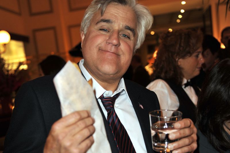 Jay Leno a ajuns la spital cu arsuri la nivelul feței. O mașină din colecția sa privată a luat foc