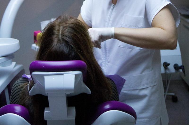 O fostă concurentă de la „Insula iubirii” pretinde că a fost operată de un medic dentist fals. Avocat: „Acum riscă să fie tăiată pe față pentru a se putea extrage infecția”