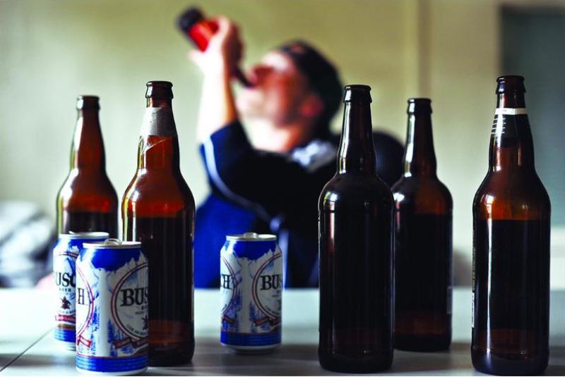 Șase elevi au băut alcool într-o școală din Câmpulung. Unul dintre ei a fost la un pas să intre în comă și a ajuns la spital