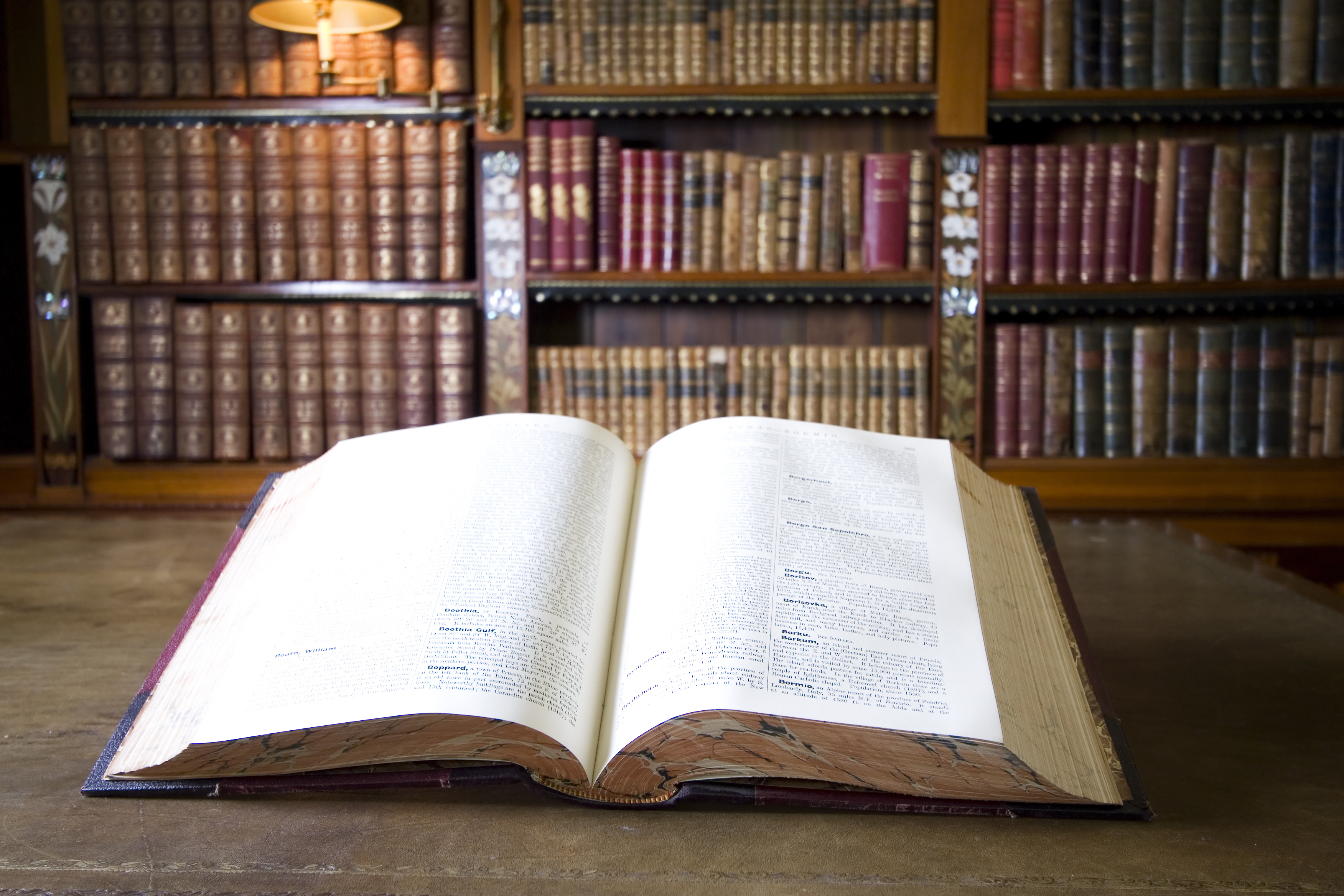 Ce au găsit angajații unei biblioteci într-o carte donată de un ieșean. Poliția a intrat pe fir