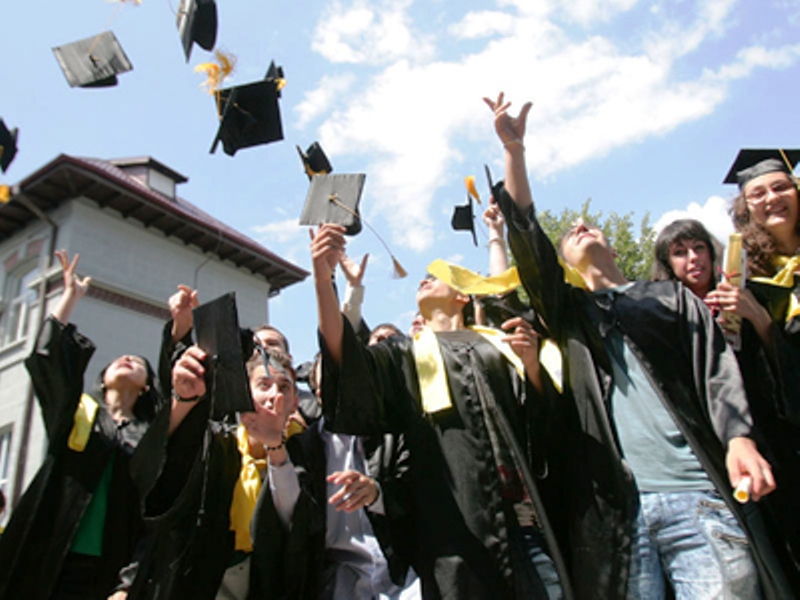 Burse de cel puțin 1.000 de euro pentru masterat, doctorat, stagii de cercetare și postdoctorale. Proiectul a fost aprobat