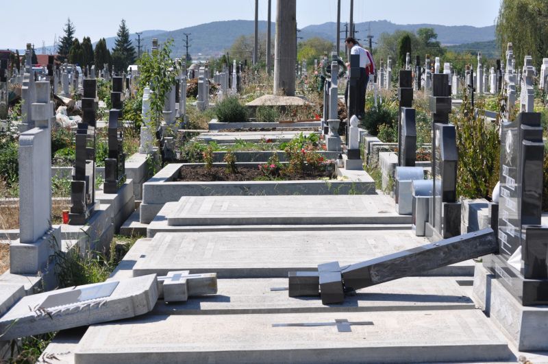 Ce a putut să facă un adolescent de 16 ani într-un CIMITIR din Ploiești. A fost reținut imediat!