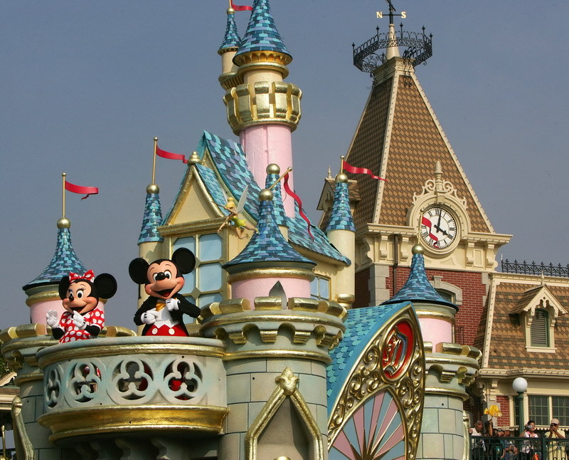 Angajat al Disneyland, prins când filma cu telefonul pe sub fusta unei fete de 18 ani / Peste 500 de femei, victime ale bărbatului