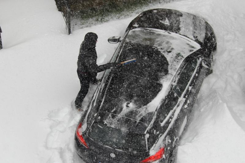 TRUCUL simplu care te ajută să ții parbrizul dezghețat, în zilele geroase. Ce spun experții auto