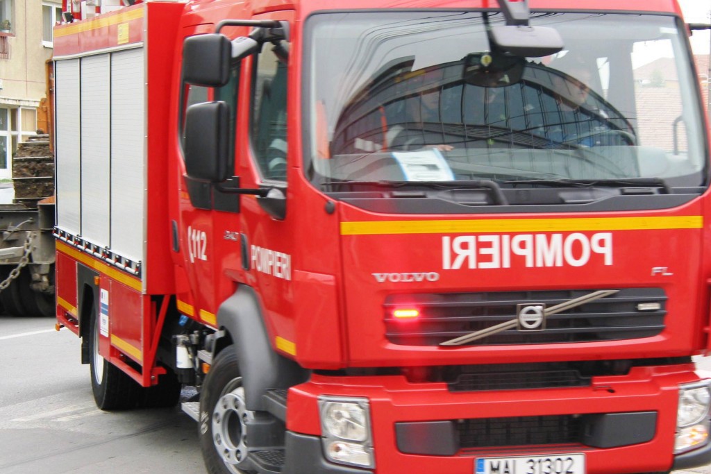 Un bărbat a MURIT după ce și-a văzut fiul căzut de pe acoperișul șurii care a luat foc