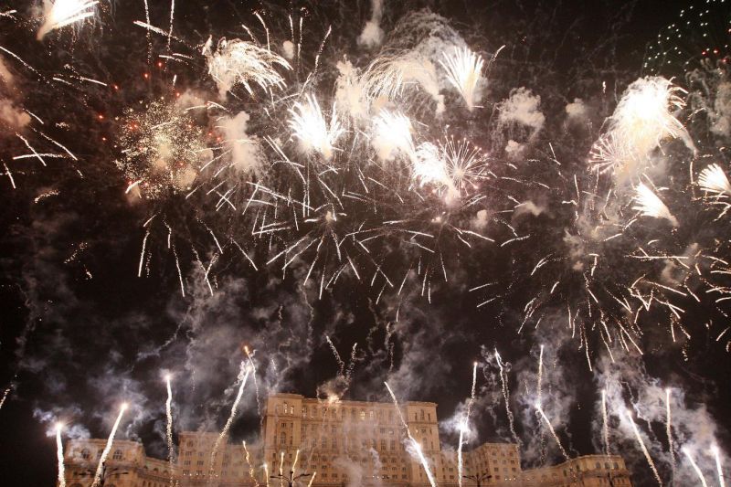 Primăria care a pregătit un foc de artificii pentru Anul Nou, chiar dacă oamenii nu au voie să iasă din case