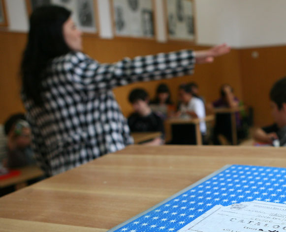 Mesajul unei profesoare căreia îi este FRICĂ să mai meargă la școală: „Parcă sunt posedați. Plec cu teamă. Mi-a ajuns cuţitul la os”