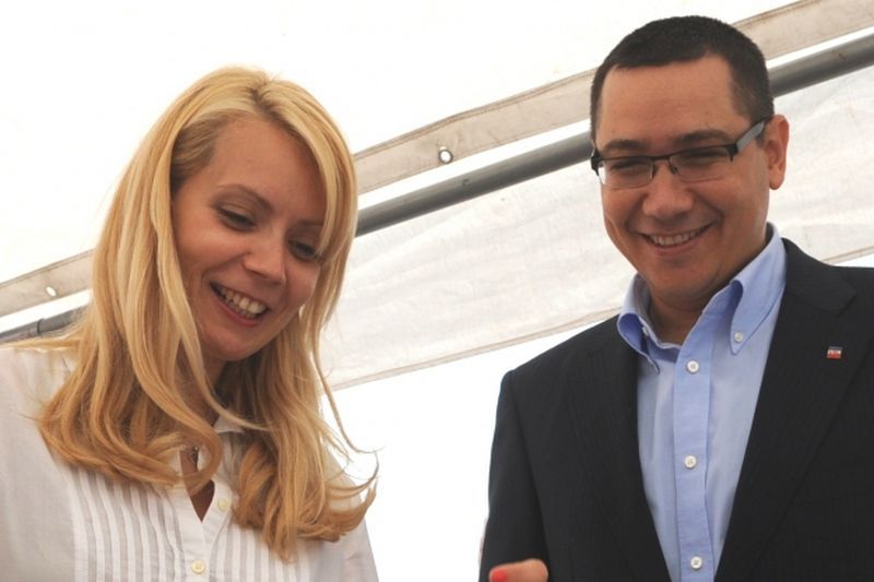 Victor Ponta a dezvăluit că a înfiat o fetiţă. Prima reacție a Dacianei Sârbu: „Viaţa ne-a dăruit un suflet nou”