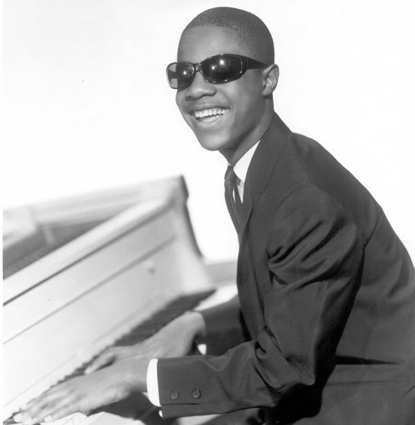 13 MAI, calendarul zilei: Stevie Wonder împlinește 74 de ani. Cântărețul n-a schimbat niciodată casa de discuri